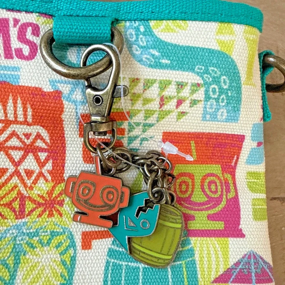 2026 Disney Parks Trader Sam's Tote Bag Full Zip & Strap Keychain Tiki Fish